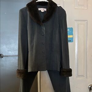 Chic Women's Gray Pantsuit with Faux Fur Accents